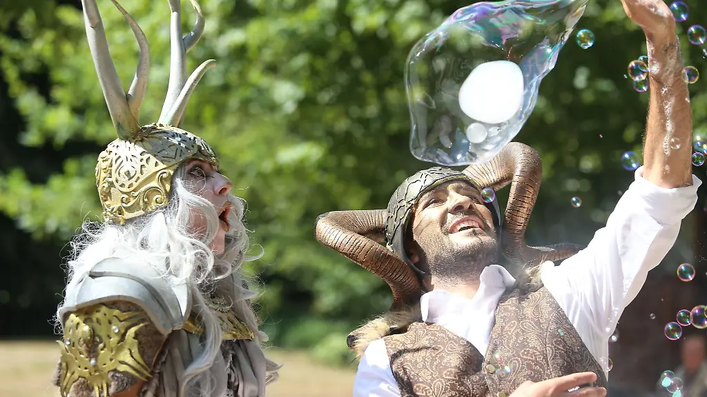Bubble-on-Walk-Circus-aus-Italien-waehrend-einer-Show-beim-Kleinen-Fest-im-grossen-Park-der-Festspiele-Mecklenburg-Vorpommern