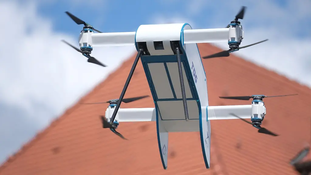 Eine-Drohne-fliegt-an-einem-Haus-entlang