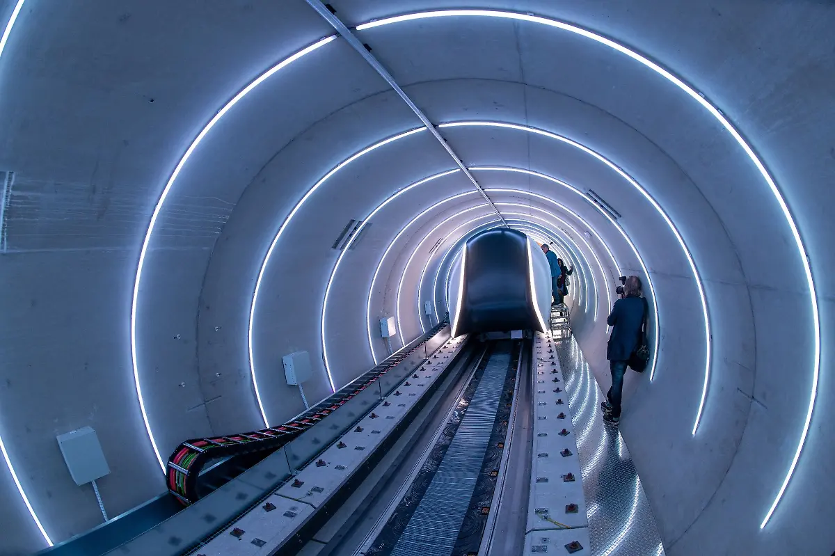 Die-Hyperloop-Teststrecken-Roehre-mit-Transportkabine