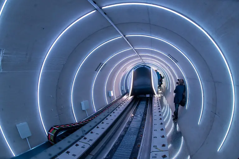 Die-Hyperloop-Teststrecken-Roehre-mit-Transportkabine