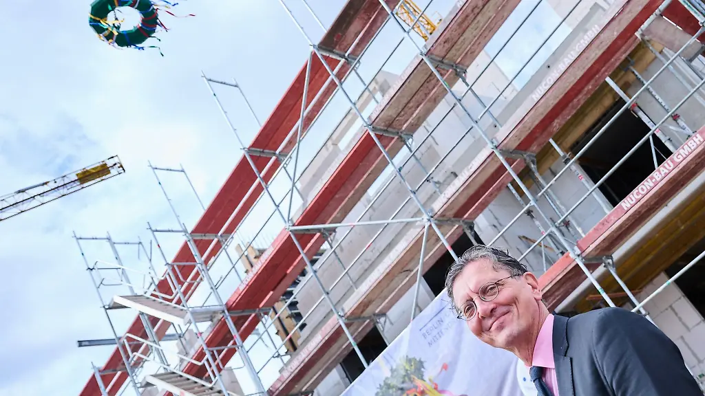 Christian-Gaebler-SPD-Senator-fuer-Stadtentwicklung-Bauen-und-Wohnen-kommt-zum-Richtfest-des-neuen-Wohnraums