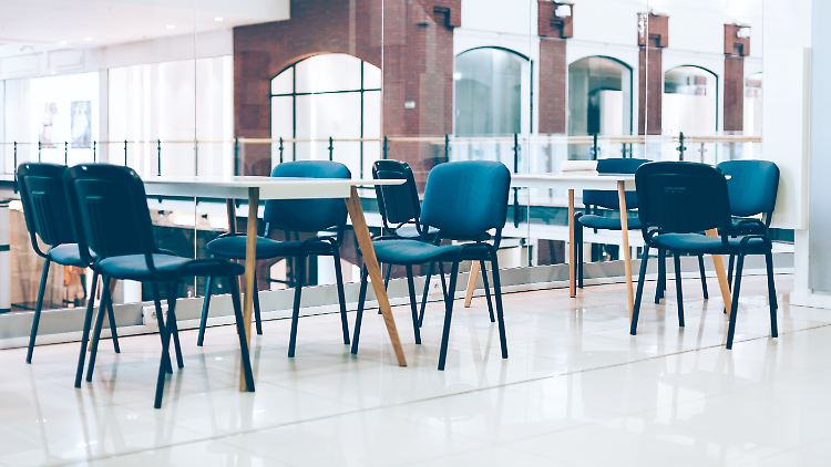 Coworking - das englische Wort heißt übersetzt "zusammenarbeiten". Freischaffende, Selbstständige, aber auch kleinere Startups arbeiten gemeinsam in unterschiedlich gestalteten Räumen.