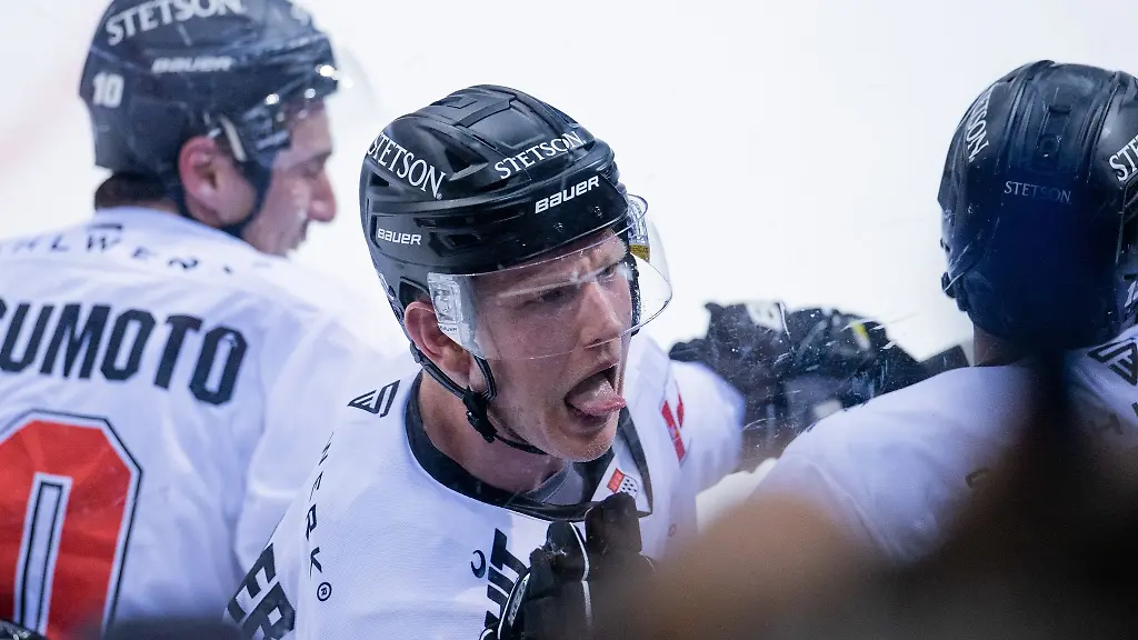 Alexander-Oblinger-streckt-seine-Zunge-nach-einem-Treffer-heraus