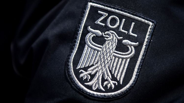 Die Beamten konfiszierten die Schokolade aufgrund fehlender Angaben zu Inhaltsstoffen und Allergenen.