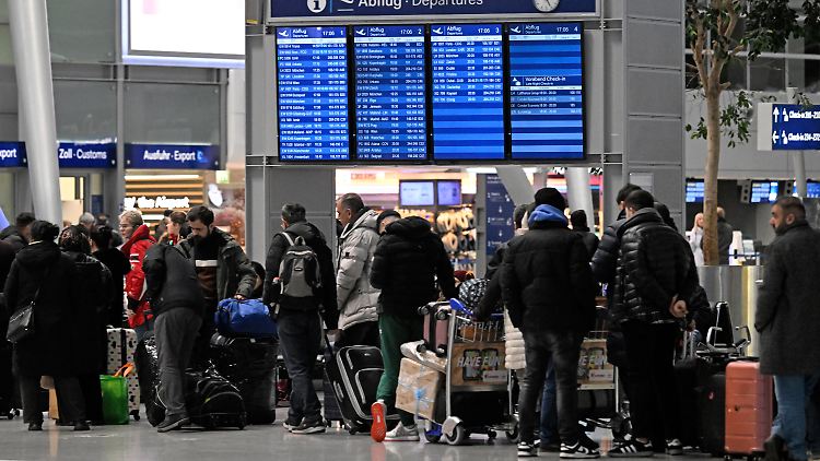 Am Düsseldorfer Flughafen bildeten sich lange Schlangen. 
