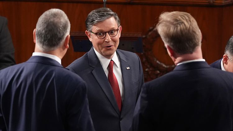 Am Ende setzt sich Mike Johnson knapp als Vorsitzender des Repräsentantenhauses durch. 