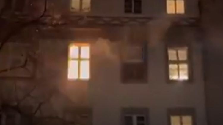 Die Rakete flog durch ein anscheinend geöffnetes Fenster in ein Kinderzimmer und explodierte dort. 
