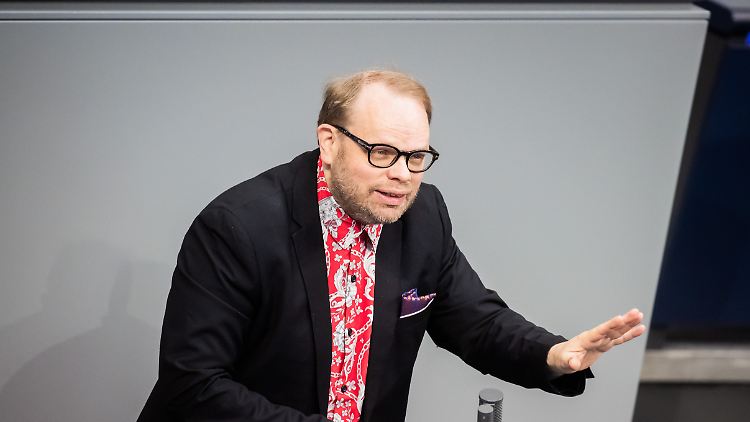 "Ich selbst musste mir in den letzten Jahren ein dickes Fell zulegen, um dem Job als Politiker überhaupt weiter nachgehen zu können", so Lindh. 