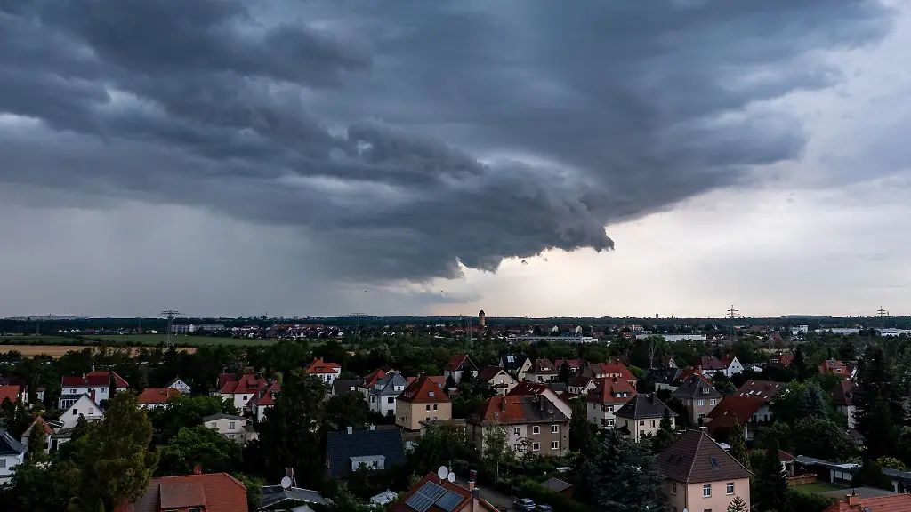 Eine-Unwetterfront-zieht-am-Abend-ueber-den-Leipziger-Westen