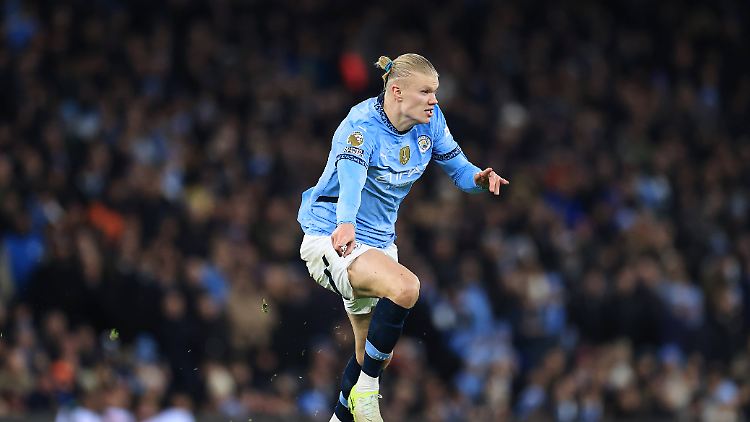 Erling Haaland zeigt an, wo er den Ball haben will.