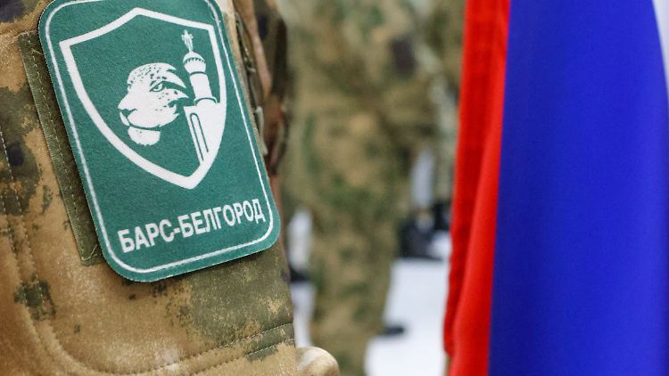 Die Schlacht um Kursk: Russische Soldaten am Samstag bei einer zeremoniellen Übergabe von Kampfbannern. 