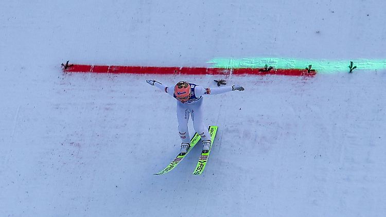 Stefan Kraft geht als Führender ins letzte Springen der Vierschanzentournee.