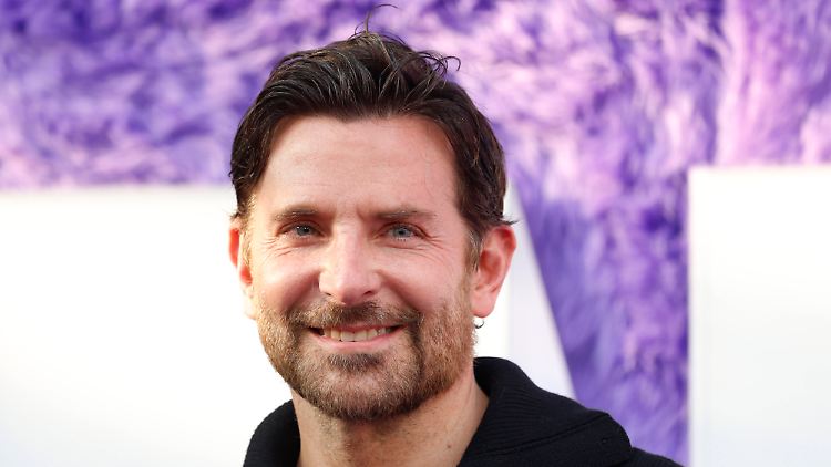 2011 war er Sexiest Man Alive - und Bradley Cooper hat sich gut gehalten (Bild von 2024).