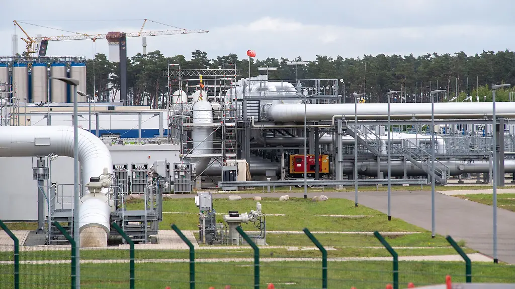 Blick-auf-Rohrsysteme-und-Absperrvorrichtungen-im-Gasknotenpunkt-der-Firma-Gascade-Gastransport-GmbH-im-vorpommerschen-Lubmin