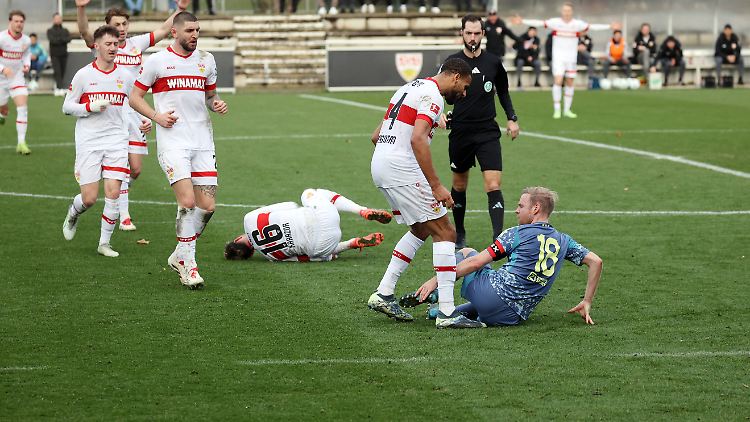 Karazor liegt am Boden, Klaasen auch. Doch nur der gefoulte Spieler verlässt den Platz.