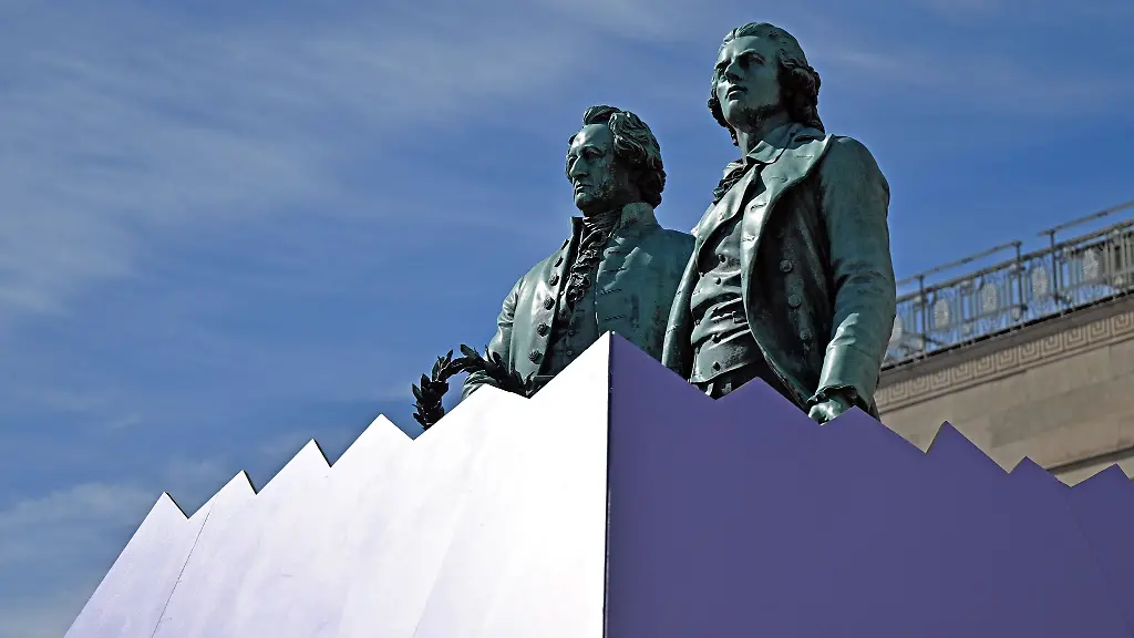 Das-Goethe-und-Schiller-Denkmal-vor-dem-Deutschen-Nationaltheater-Weimar