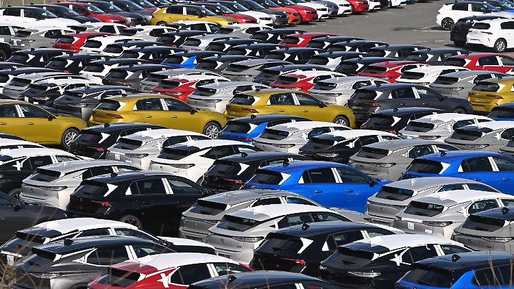 Neuwagen der Marken Opel und Peugeot auf einem Werksparkplatz in Rüsselsheim. 