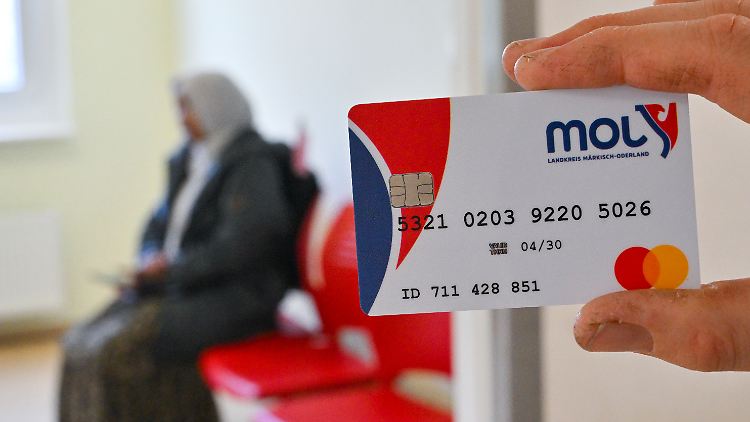 Kein Geld für Schlepper oder Familien im Ausland: Eine Bezahlkarte für Asylbewerber wird in einer Außenstelle des Sozialamtes vom Landkreis Märkisch-Oderland in Brandenburg gezeigt. 