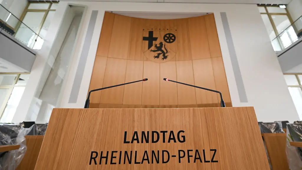 Der-Schriftzug-Landtag-Rheinland-Pfalz-prangt-im-Plenarsaal-im-Landtag-von-Rheinland-Pfalz