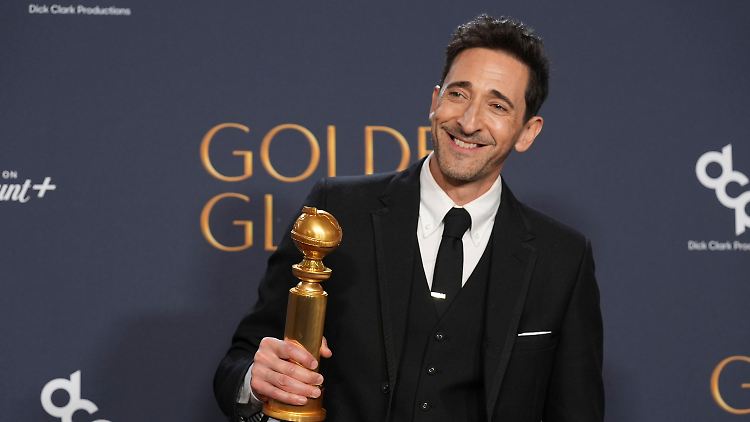 Adrien Brody posiert mit seinem Preis für die beste Leistung als männlicher Schauspieler in einem Kinofilm.