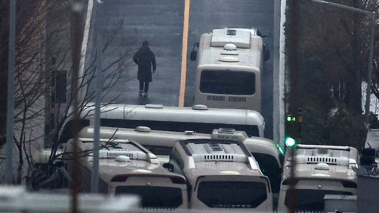Mit Bussen blockierten die Yoon-Anhänger den Sicherheitsbehörden den Zugang zum Anwesen des abgesetzten Präsidenten.