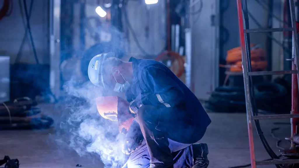 Ein-Schweisser-bei-der-Arbeit