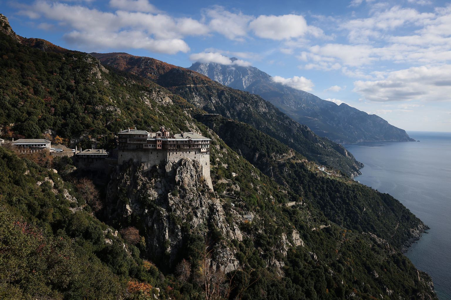 Der Berg Athos auf der griechischen Halbinsel Chalkidiki ist seit dem 9. Jahrhundert ein spirituelles Zentrum. 