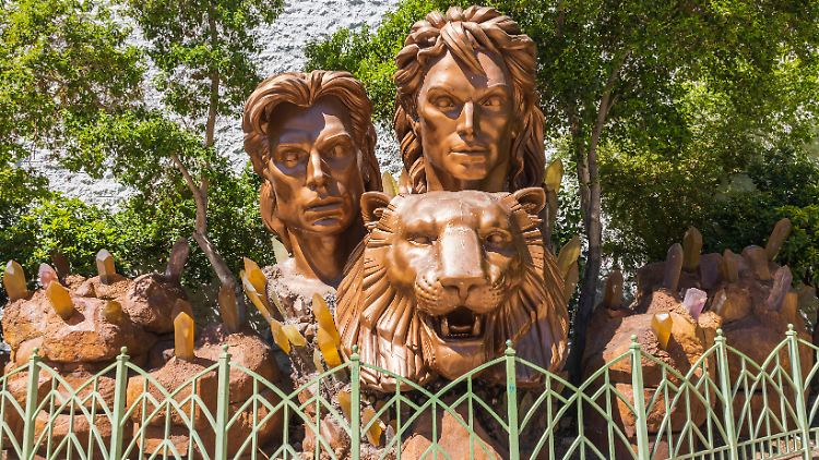 Die Statue von Siegfried und Roy wird wohl nicht mehr allzu lange hier stehen.