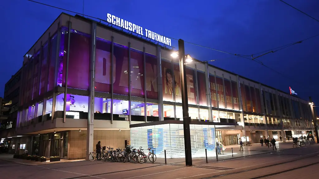 Foyer-von-Schauspiel-l-und-Oper-sind-am-Abend-hell-erleuchet