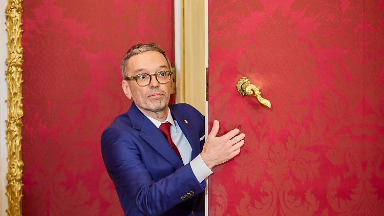 An der Schwelle zur Macht: Herbert Kickl erhält von Österreichs Präsident Van der Bellen den Auftrag zur Regierungsbildung.