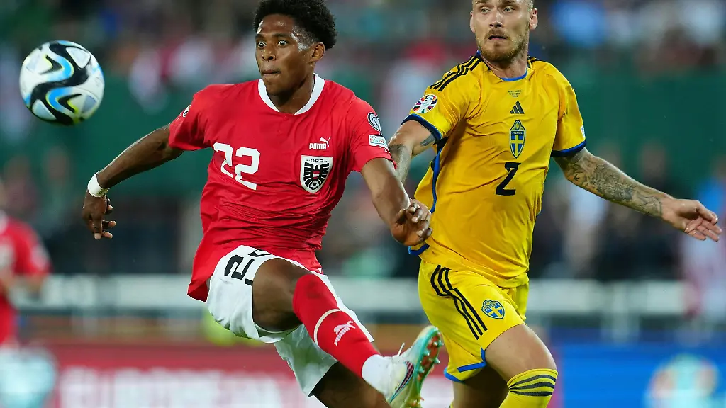 Junior-Adamu-l-aus-Oesterreich-gegen-Linus-Wahlqvist-aus-Schweden