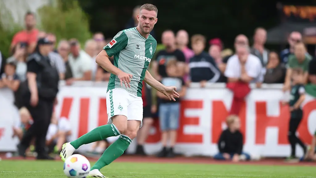 Werders-Marvin-Ducksch-am-Ball