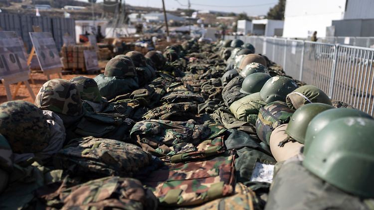 Die israelische Armee zeigt Ausrüstung, die sie im Südlibanon in Hisbollah-Stützpunkten beschlagnahmt hat. 