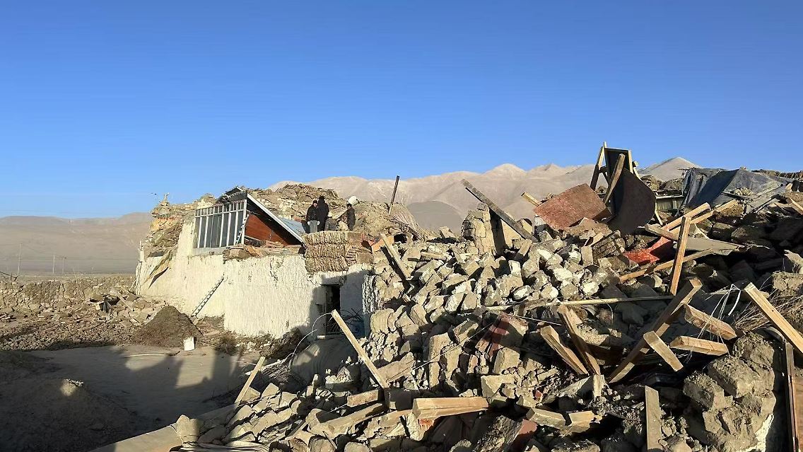 Zahlreiche Häuser stürzten ein - wie hier im Dorf Tonglai in Tibet.