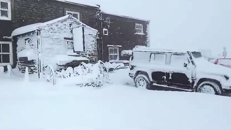 Dichtes Schneetreiben herrscht auf dem mehr als 500 Meter hohen Berg, auf dem sich das "The Tan Hill Inn" befindet.