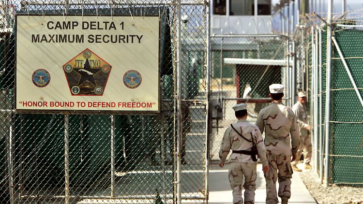 Der Eingang zum berüchtigten US-Gefängnis auf Kuba 2006. Menschenrechtler fordern seit Langem die Schließung.