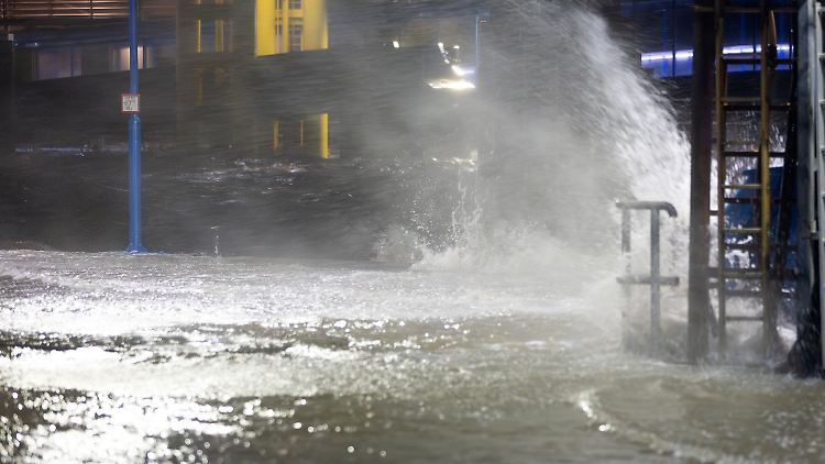  Bei einer Sturmflut an der Nordseeküste wird der Fährhafen von Dagebüll überflutet.