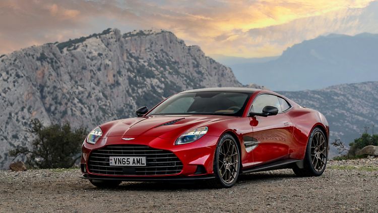 Klassisches GT-Design: nicht enden wollende Haube, zwei Türen und ein knackig gezeichnetes Heck, so kommt der Aston Martin Vanquish daher.