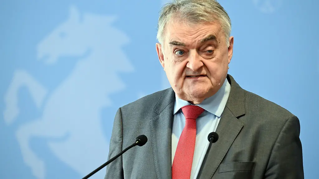 Herbert-Reul-CDU-Innenminister-von-Nordrhein-Westfalen-gibt-ein-Statement-ab