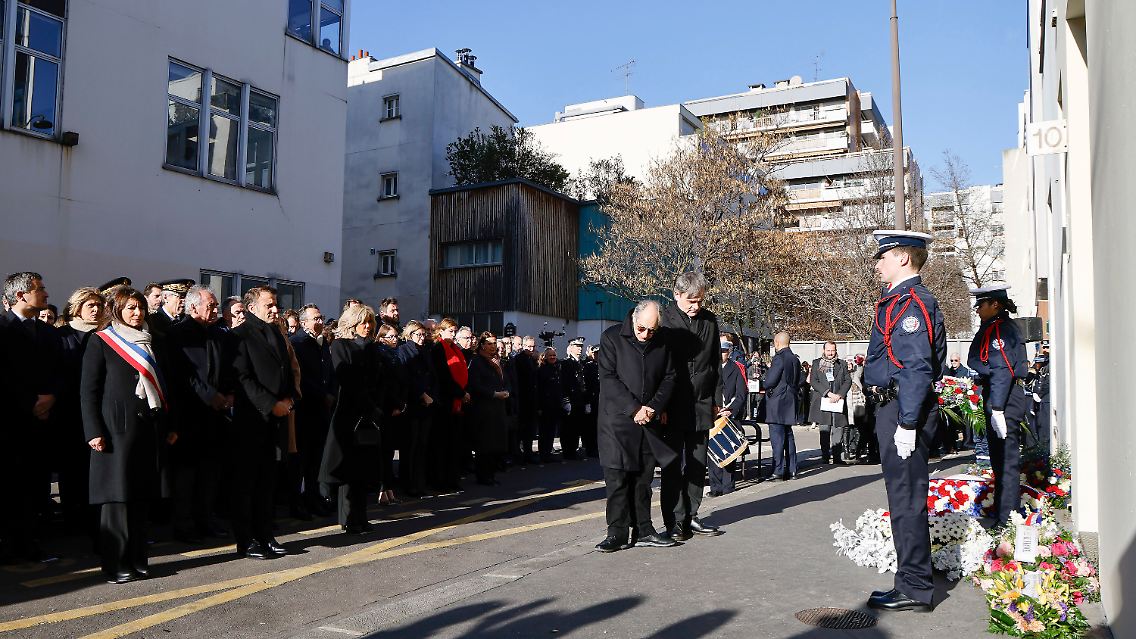 Auch der Chefredakteur von "Charlie Hebdo", Gerard Biard (M.l), und Verlagsleiter Laurent Sourisseau (M.r.), bekannt als "Riss", nehmen an der Gedenkveranstaltung teil.