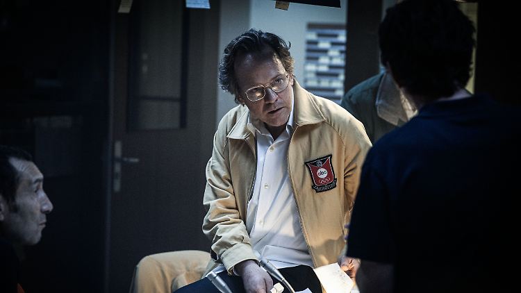 Studiochef Roone Arledge (Peter Sarsgaard) muss schnell heikle Entscheidungen treffen.