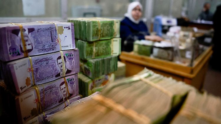 Auf den syrischen Geldscheinen prangt auch einen Monat nach dessen Sturz noch das Konterfei von Diktator Baschar al-Assad.