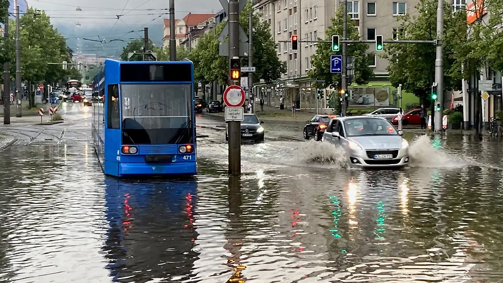 Wasser-steht-nach-einem-Unwetter-auf-der-Wilhelmshoeher-Allee