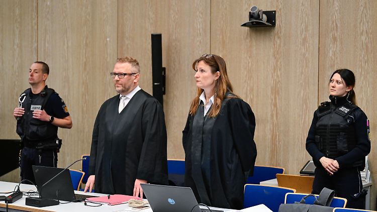 Die Rechtsanwälte der beiden Angeklagten bei Prozessbeginn im Verhandlungssaal.