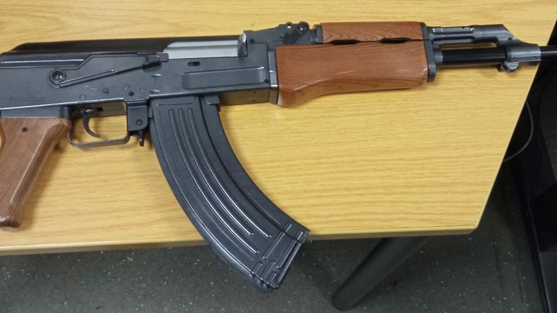 Laut Bundespolizei handelt es sich um eine Nachbildung eines AK-47 Sturmgewehrs.