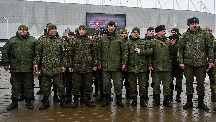 Angehörige der russischen Streitkräfte nehmen in Rostow am Don an einer Zeremonie im Jahr 2023 teil.