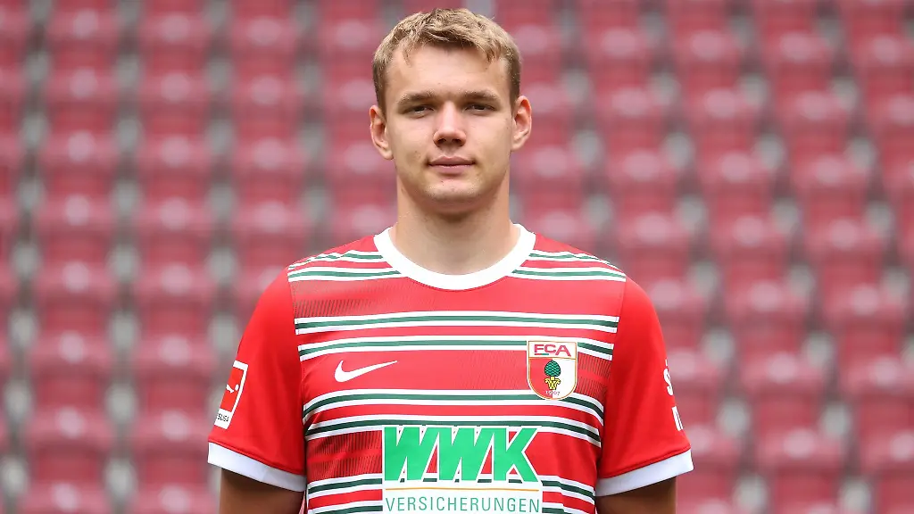 Lasse-Guenther-steht-beim-Mannschaftsfototermin-des-FC-Augsburg-in-der-WWK-Arena