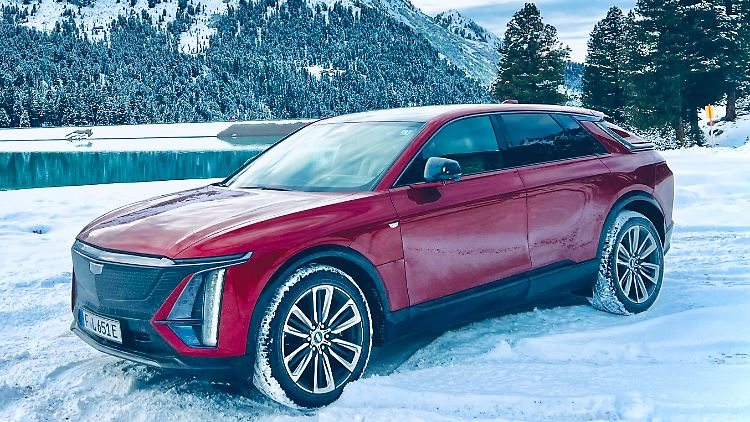 Hier haben die Designer geschickt gearbeitet: Rein formal ist der Cadillac Lyriq ein SUV, er wirkt aber optisch weder sonderlich ausladend noch geländewagenmäßig.