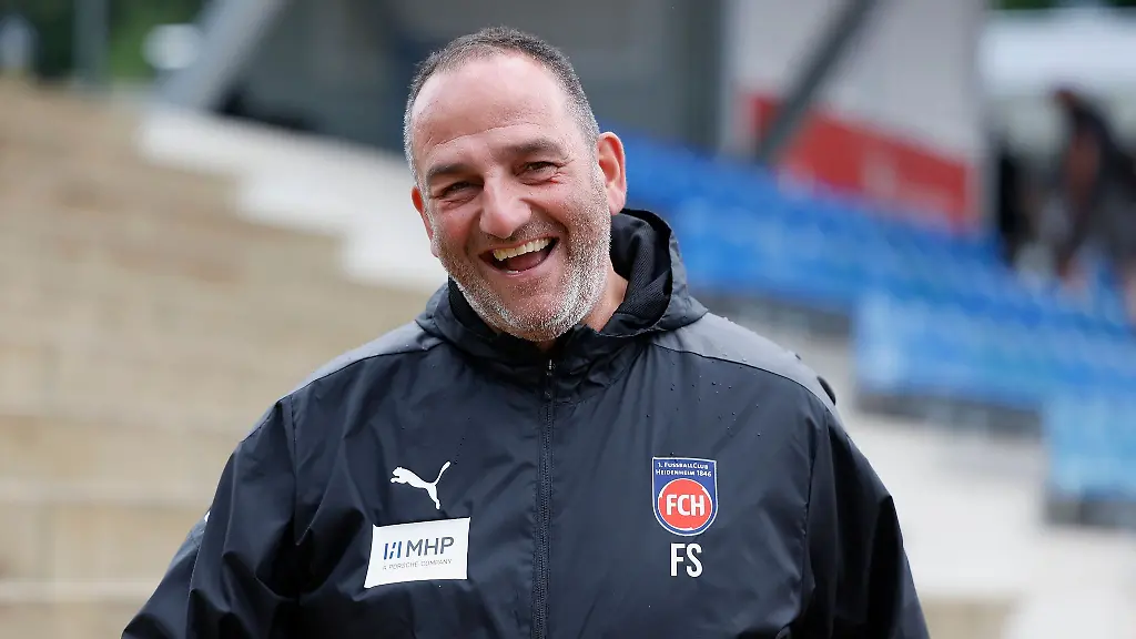 Trainer-Frank-Schmidt-laechelt