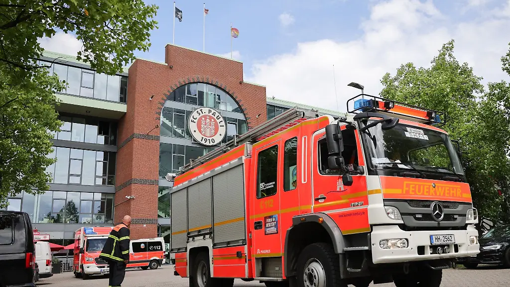 Einsatzfahrzeuge-der-Feuerwehr-und-ein-Notarztfahrzeug-stehen-auf-dem-harald-Stender-Platz-vor-dem-Millerntorstadion